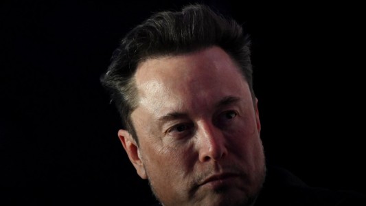 Elon Musk se enojó por perder un juicio comercial y mudó las sedes de sus empresas