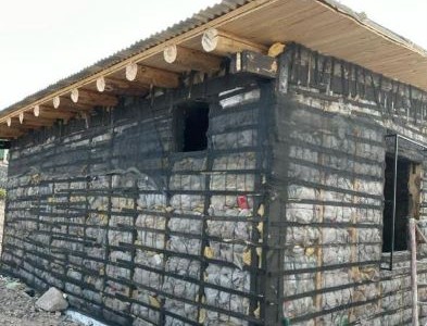 Reciclaron 100.000 kilos de mallas anti granizo para construir viviendas