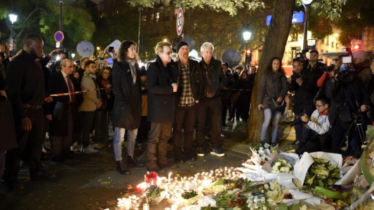 U2 asistió a vigilia cerca de Le Bataclan en París