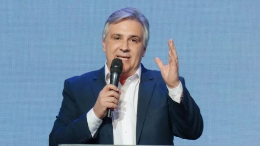 Llaryora apuntó contra el Gobierno: "Tiraron a todo el interior de la Argentina al fondo del mar"