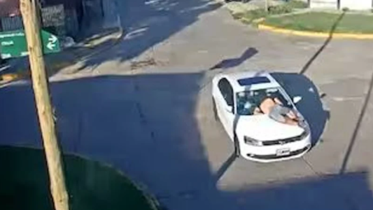 Chocó, discutió con otro conductor y lo llevó colgado del capot durante seis kilómetros