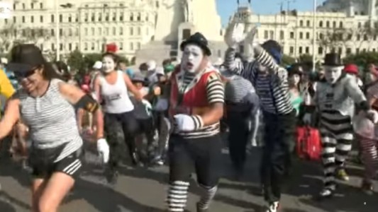 Unos 100 mimos corrieron la primera "maratón en cámara lenta"