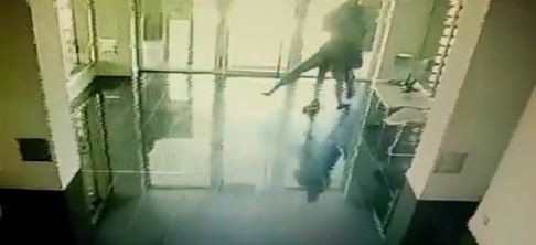 Detuvieron a un hombre que arrastró a su pareja semidesnuda en un hall de un edificio en Puerto Madryn