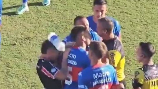 Violencia en la Copa Argentina: un hincha de Tigre le pegó un botellazo a un jugador de Chacarita y se suspendió el partido