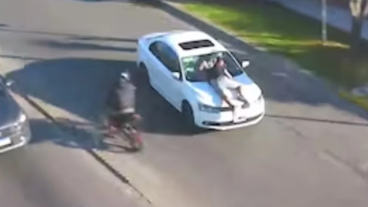 Juez avaló detención del joven que arrastró 7 kilómetros a una persona en el capot de su auto