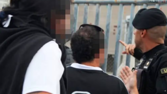 Detuvieron a un hincha de Colo Colo por violar a una mujer en una plaza en Mendoza