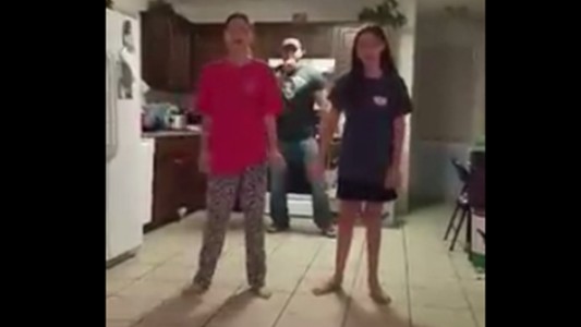 #EsViral: el padre que le arruinó la coreografía a sus hijas