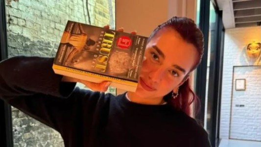 Dua Lipa recomendó como "lectura del mes" la novela de un escritor argentino