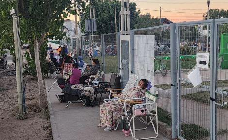 Neuquén: desde anoche hay 4 cuadras de cola para acceder al kit escolar gratuito