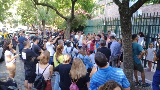 Realizan abrazo simbólico en una escuela de Palermo y piden respuestas ante reiterados robos