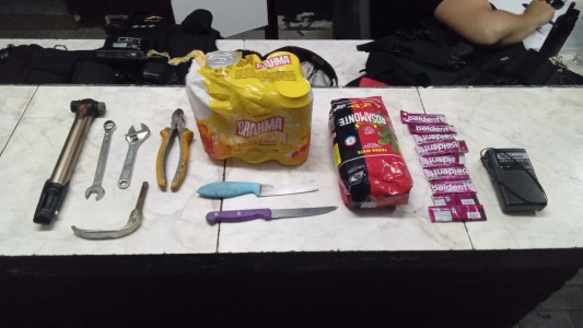 Mecheros de cerveza: dos menores demorados por robar dos packs de latas en Rosario