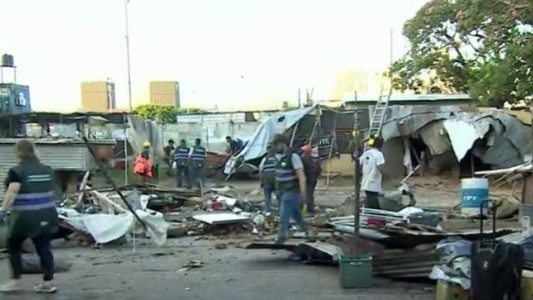 Desalojan la "Feria Informal Perette" en el acceso a la terminal de Retiro