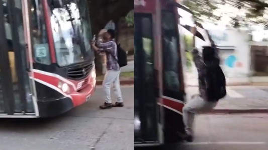 Llevaba a su hija a la escuela, el colectivo no frenó y se colgó del espejo