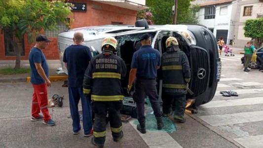 Dos personas resultaron heridas en un vuelco de una ambulancia en Villa Lugano