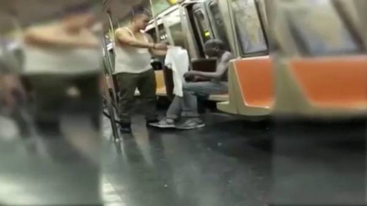 Le dio su remera a un linyera que tenía frío y conmovió a todos