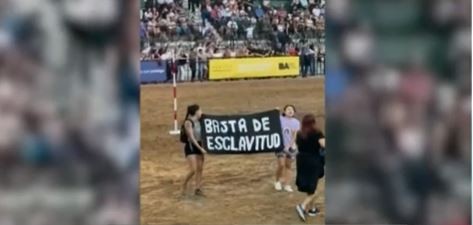 "Liberación animal": activistas veganos protestaron en una exhibición de caballos en La Rural