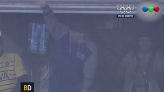 Maradona alentó a Boca desde su palco de la Bombonera
