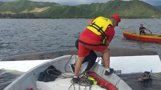 Córdoba: exitoso rescate de dos hombres que tumbaron su bote en el lago San Roque