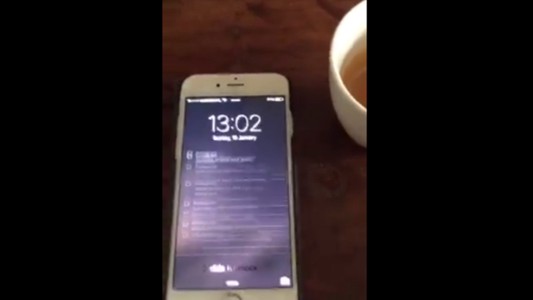 Nene bloqueó el celular de la madre por 47 años