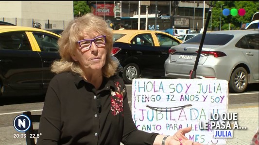 Lo que le pasa a Julia: se jubiló para poder descansar, pero la inflación la obligó a cantar a la gorra para llegar a fin de mes