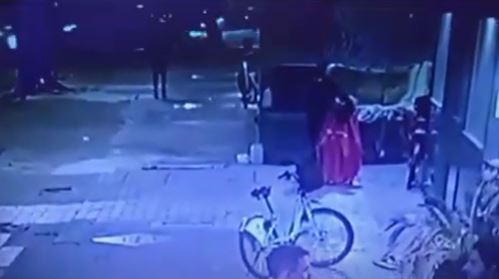 Montó una peluquería en la vereda para cortarles el pelo a trapitos de Rosario