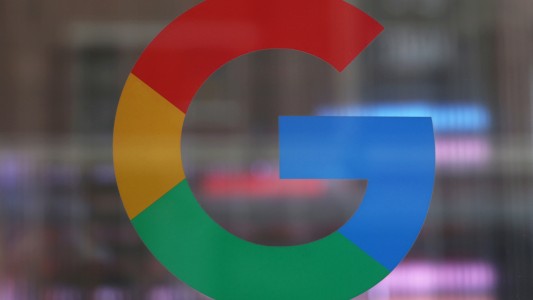 Detienen a un ex-empleado de Google por robar secretos sobre IA y compartirlos con China