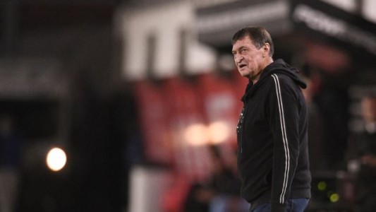 Falcioni se descompensó en el entrenamiento de Banfield y fue internado de urgencia