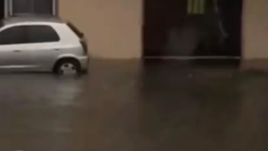 Ordenan realizarle la autopsia al cuerpo del joven que hallaron flotando en la calle en Valentín Alsina