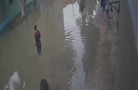 Un menor está internado en grave estado: se electrocutó durante el temporal en Valentín Alsina