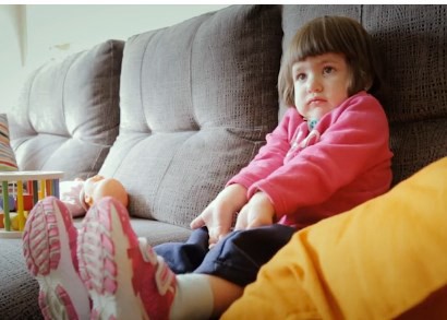 La historia de Paula, la nena de 2 años que tiene que avisar antes de dormirse