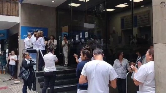 Conflicto en un centro médico: pagan sueldos a cuentagotas