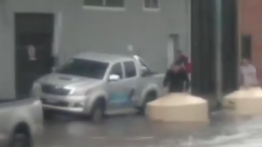 Inundación: intentaron atravesar la lluvia montados en tanques de agua y terminó mal