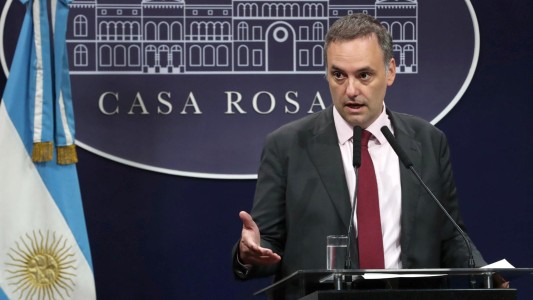 Adorni cruzó al canciller de Venezuela, que calificó al Gobierno de "neonazi": "¿Qué se puede esperar de un burro más que una patada?"