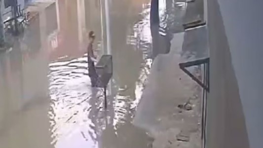 Habló el vecino que asistió al niño electrocutado en Lanús: “La mamá se le tiraba encima llorando”