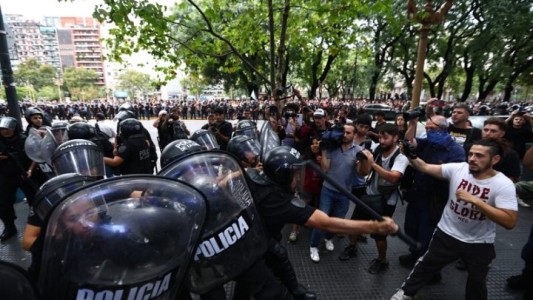 Choques entre Policía y manifestantes que protestaban frente al Gaumont