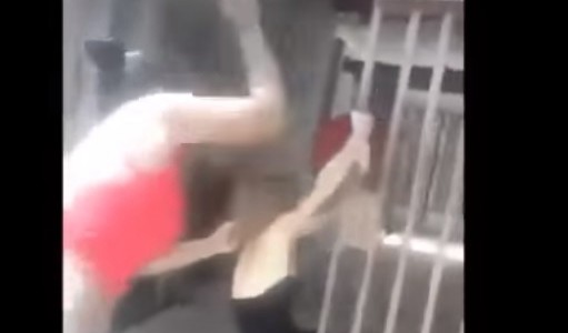 Video: descubrió a la amante de su marido y arrojó desde un puente