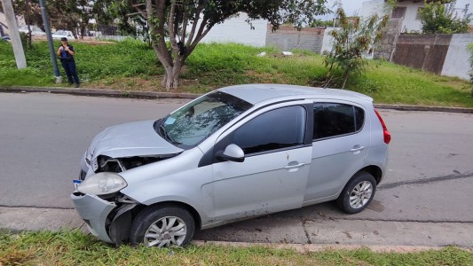 "Dame todo porque me la llevo": le entraron a robar, amenazaron con llevarse a la hija y chocaron al huir