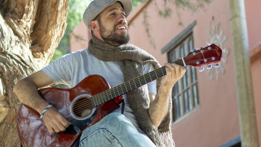 El trovador que sigue la huella de Facundo Cabral le canta al mundo