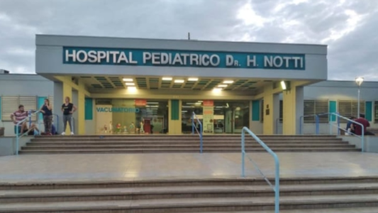Mujer llevó a sus dos hijos de 2 y 4 años al hospital con dolores de panza: habían consumido cocaína