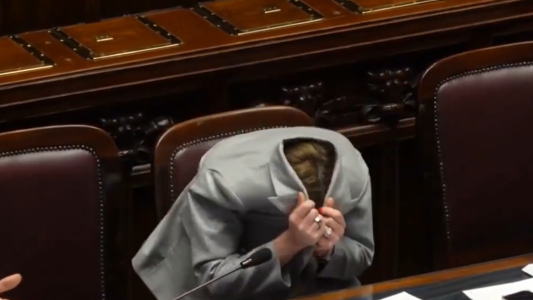 Tensión en el Parlamento de Italia: la primera ministra "se ocultó" porque no podía creer lo que estaba escuchando