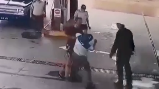 Brutal golpiza: no le quisieron cargar GNC y atacó al playero