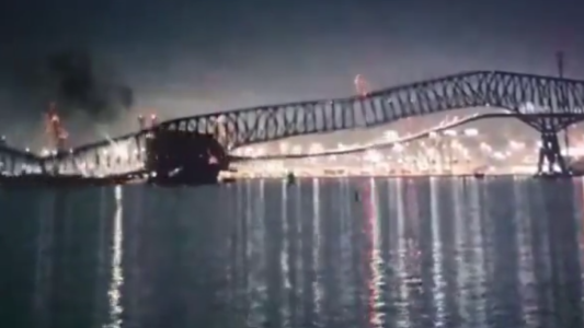 Un barco derribó un puente en Estados Unidos: buscan a 20 personas en el río