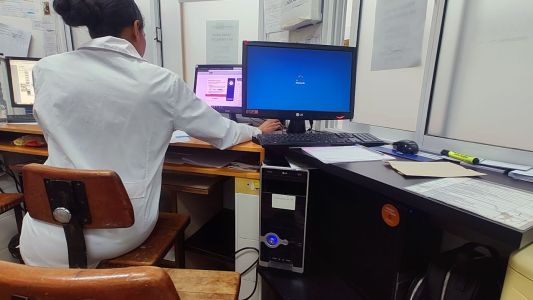 Alianza sostenible: el Hospital de Clínicas se une a Fundación Equidad para informatizar sectores clave con PCs recicladas