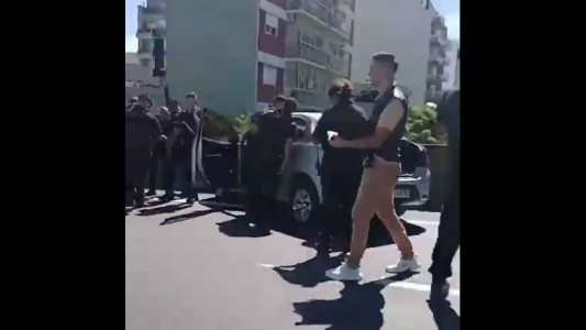 Terror en la Autopista 25 de Mayo: tiroteo entre la policía y tres hombres a bordo de un auto