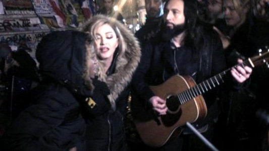 Madonna sorprendió en París cantando en recuerdo de las víctimas del atentado