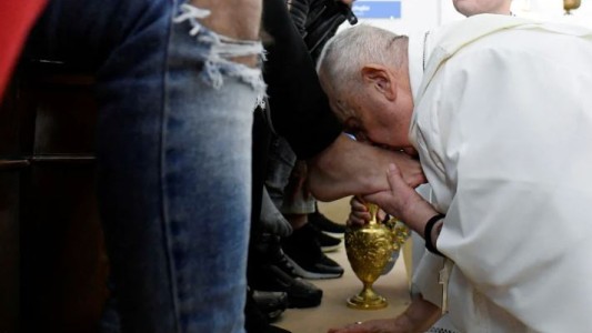 Jueves Santo: el papa Francisco les lavó los pies a doce detenidas en una cárcel de Roma