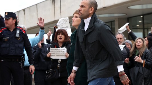 Dani Alves fue increpado después de salir en libertad condicional