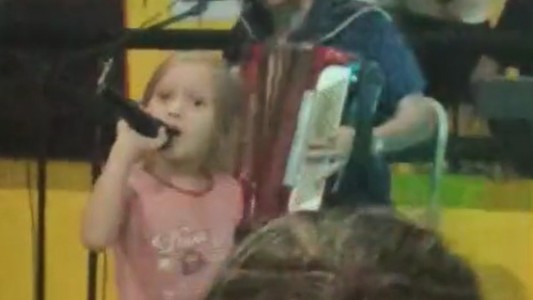 Video: una nena causa furor cantando cuarteto junto a Lorena Jiménez