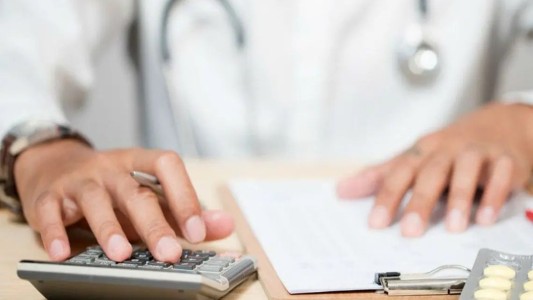 Por un impuesto nuevo de Milei, las prepagas aumentarán otro 20% retroactivo a diciembre