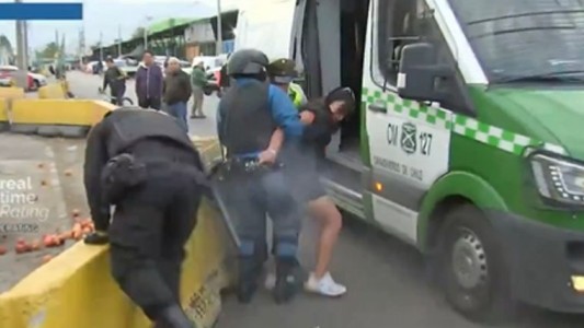 Chile: una mujer baleó a tres personas después de sacarle el arma a un guardia cuando era detenida